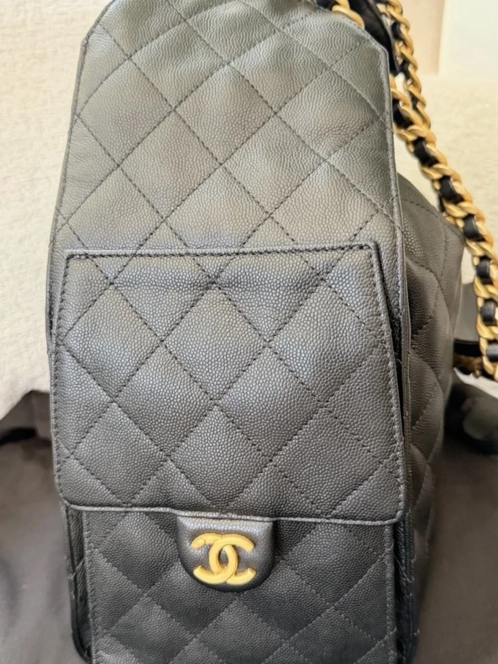 CHANEL Black Quilted Leather Drawstring Shoulder Bag with Gold Chain C25